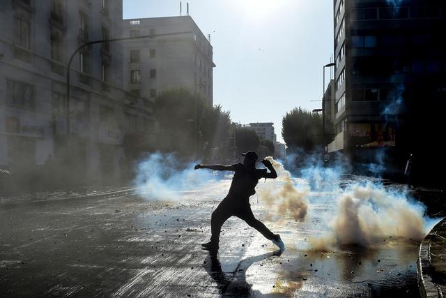 La policía les cortó el paso con un inédito y fuerte operativo de seguridad que incluyó un helicóptero y un globo con cámaras de vigilancia. Los agentes los repelieron con carros lanza agua y gases lacrimógenos, según constató un periodista de la AFP.