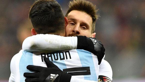 El comando técnico de la selección argentina viene trabajando con la dupla Lionel Messi-Cristian Pavón para el duelo ante Croacia, por la segunda jornada del Grupo D de Rusia 2018. (Foto: AFP)