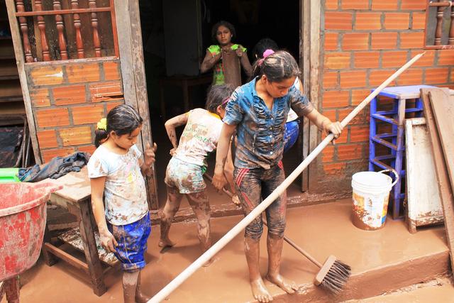Los niños también se sumaron en la limpieza de sus viviendas, afectadas por el desborde en Picota. (Foto: Hugo Anteparra)