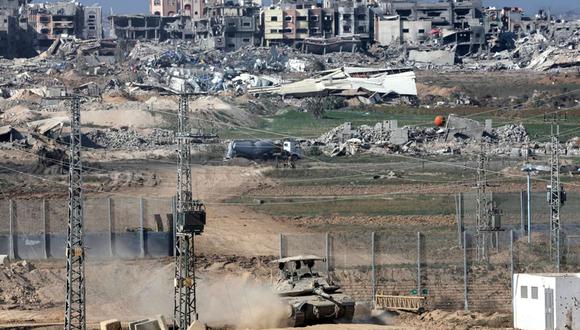 Un tanque israelí patrulla cerca de la frontera entre Israel y Gaza, con vistas al barrio de Shujaiya en la Franja de Gaza, en el sur de Israel, el 29 de diciembre de 2023 | Foto: EFE/EPA/ATEF SAFADI