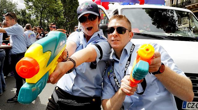 Europa se llena de color por marchas del Orgullo Gay - 11