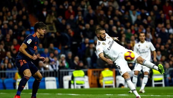 Real Madrid vs. Valencia: Benzema casi pone el 1-0 con este sensacional volea. (Foto: EFE)