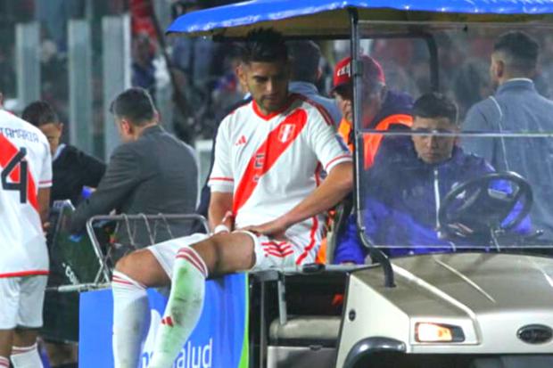 Carlos Zambrano es retira del partido ante Chile en en camilla  (Foto: Alan Ramírez)
