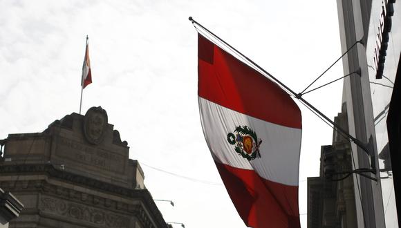 Se ha generado polémica por la presentación de una propuesta ciudadana para modificar el color y el diseño de la bandera peruana | Foto: El Comercio / Referencial
