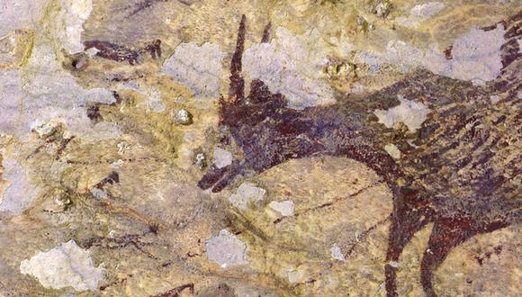 Una pintura rupestre que data de casi 44.000 años, en la cueva de piedra caliza Leang Bulu 'Sipong 4 en el sur de Sulawesi, Indonesia. (Reuters)