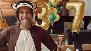 No pierde la alegría: Dani Alves festeja su cumpleaños 37 disfrazado de mono | VIDEO