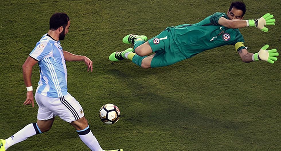 Gonzalo Higuaín se perdió el primer gol de la final de Copa América entre Argentina vs Chile (Foto: AFP)