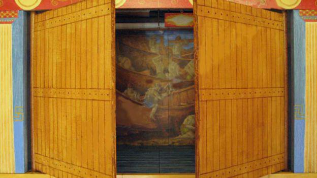 Entre las escenas, las puertas del teatro se abre y se cierran. (Imagen cortesía del Museo Kotsanas de Atenas).