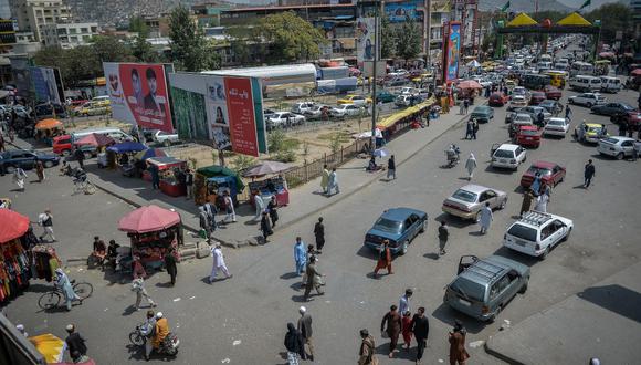 Una vista general de una avenida y un mercado de Kabul el 17 de agosto de 2021, después de que los talibanes tomaran el control de Afganistán. (Hoshang Hashimi / AFP).