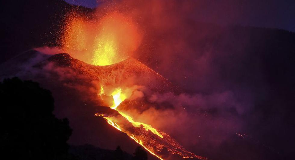 La lava fluye de un volcán en la isla canaria de La Palma, España.  (AP/ Daniel Roca).