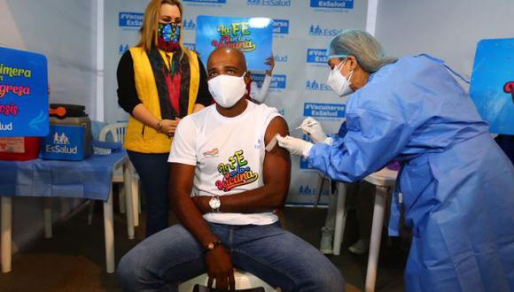 Luis Guadalupe recibió la primera dosis de vacuna contra el coronavirus. (Foto: Hugo Curotto / GEC)