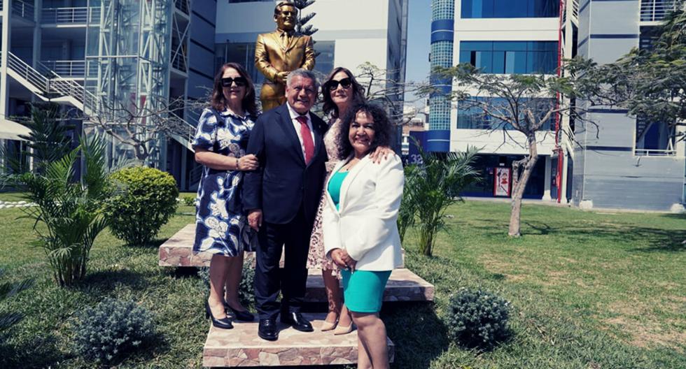 César Acuña participó de una ceremonia por el 32 aniversario de la UCV, donde recibió una estatua como regalo. Foto: Facebook de Humberto Acuña