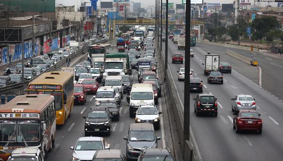 Miércoles 17 de junio, 9:30 a.m. El tráfico en la Panamericana Norte se extiende por más de cinco kilómetros, desde Megaplaza hasta la altura del puente Santa Rosa. Buses, autos y motos ocupan cinco carriles. (Foto: Hugo Curotto)