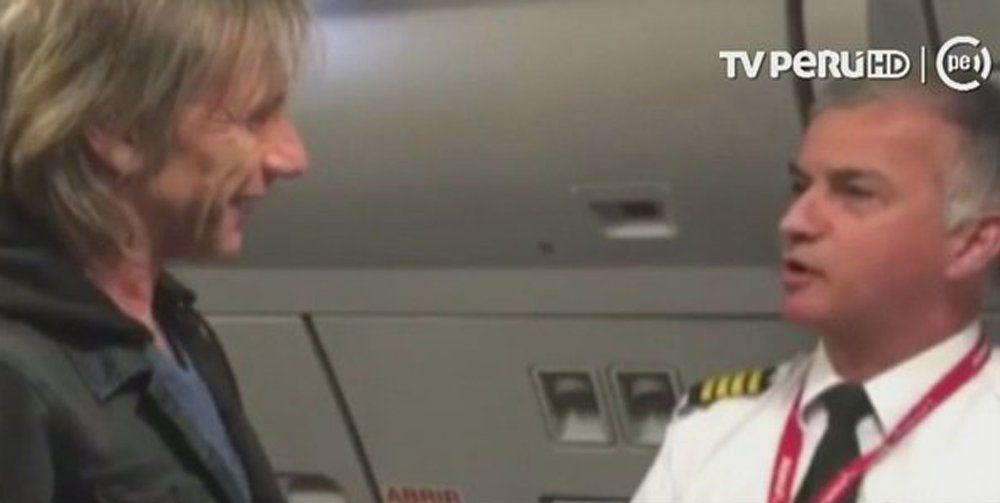 Ricardo Gareca recibió una grata sorpresa mientras se encontraba en el avión rumbo a Argentina. El estratega de Perú, luego, irá a Rusia para el sorteo de la Copa del Mundo. (Foto: captura de video)