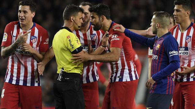 Diego Costa vs. Gil Manzano durante el Atlético Madrid ante Barcelona por la fecha 31° de la Liga española. (Foto: AFP)