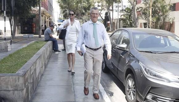 Miguel Kuczynski llegó a la clínica Angloamericana para visitar a su hermano. (Foto: César Campos / GEC)