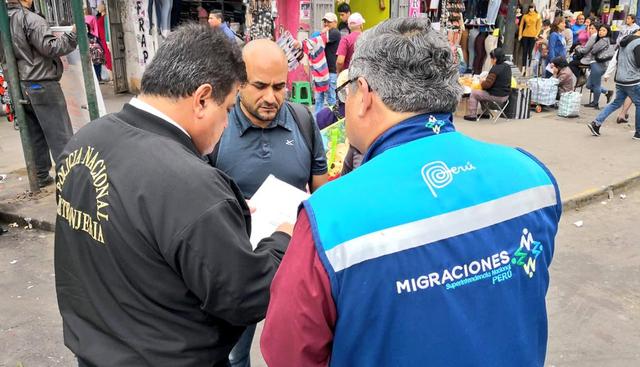 Operación se realizó en el emporio comercial ubicado en La Victoria. Un grupo fue trasladado a la División de Extranjería de la PNP. (Foto: @MigracionesPe)