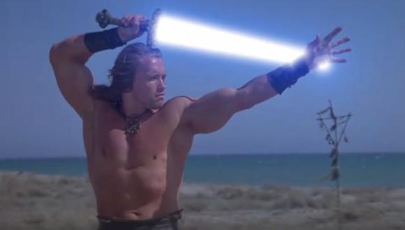 Schwarzenegger mostró su habilidad con un sable de "Star Wars"