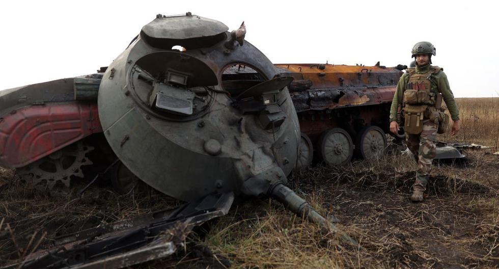 Un soldado ucraniano pasa junto a un tanque ruso destruido en la línea del frente con las tropas rusas en la región de Donetsk el 28 de septiembre de 2022. (Anatolii Stepanov / AFP).