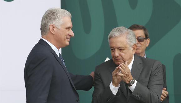El presidente de Cuba, Miguel Díaz-Canel (izq), y el mandatario de México, Andrés Manuel López Obrador, participan en el desfile militar del 211 Aniversario de la Independencia de México. (EFE/ José Méndez).