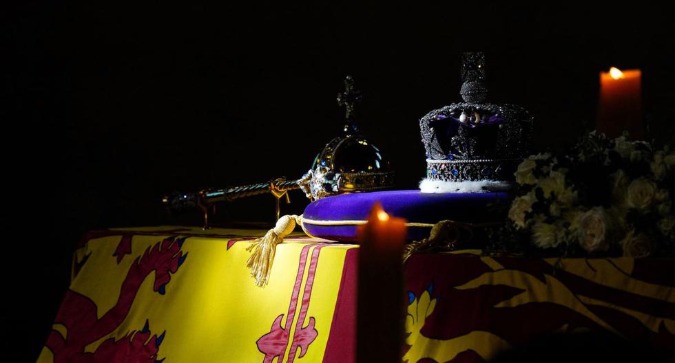 Una fotografía tomada el 17 de septiembre de 2022 muestra la Corona del Estado Imperial, el orbe y el cetro del Soberano, exhibidos en el ataúd de la difunta Reina Isabel II. (CARL COURT / POOL / AFP).