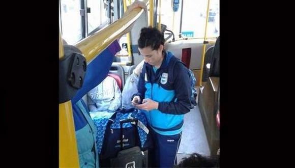 La historia detrás de esta foto de una atleta viajando en bus