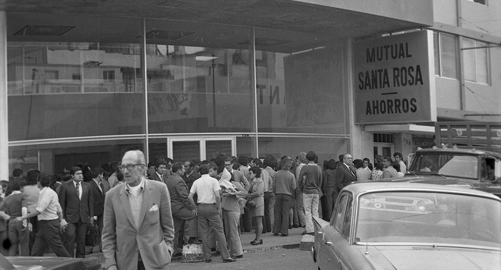 El 30 de octubre de 1973, seis delincuentes asaltaron la agencia de la Mutual Santa Rosa, en Miraflores. En ese robo, mataron al cabo de la Guardia Civil (GC), Fermín Santana Aguirre. (Foto: GEC Archivo Histórico)