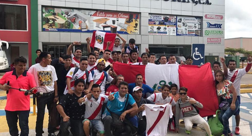 Hinchas peruanos dieron aliento a la Selección Peruana afuera del hotel de Maturín | Foto: Twitter/FPF