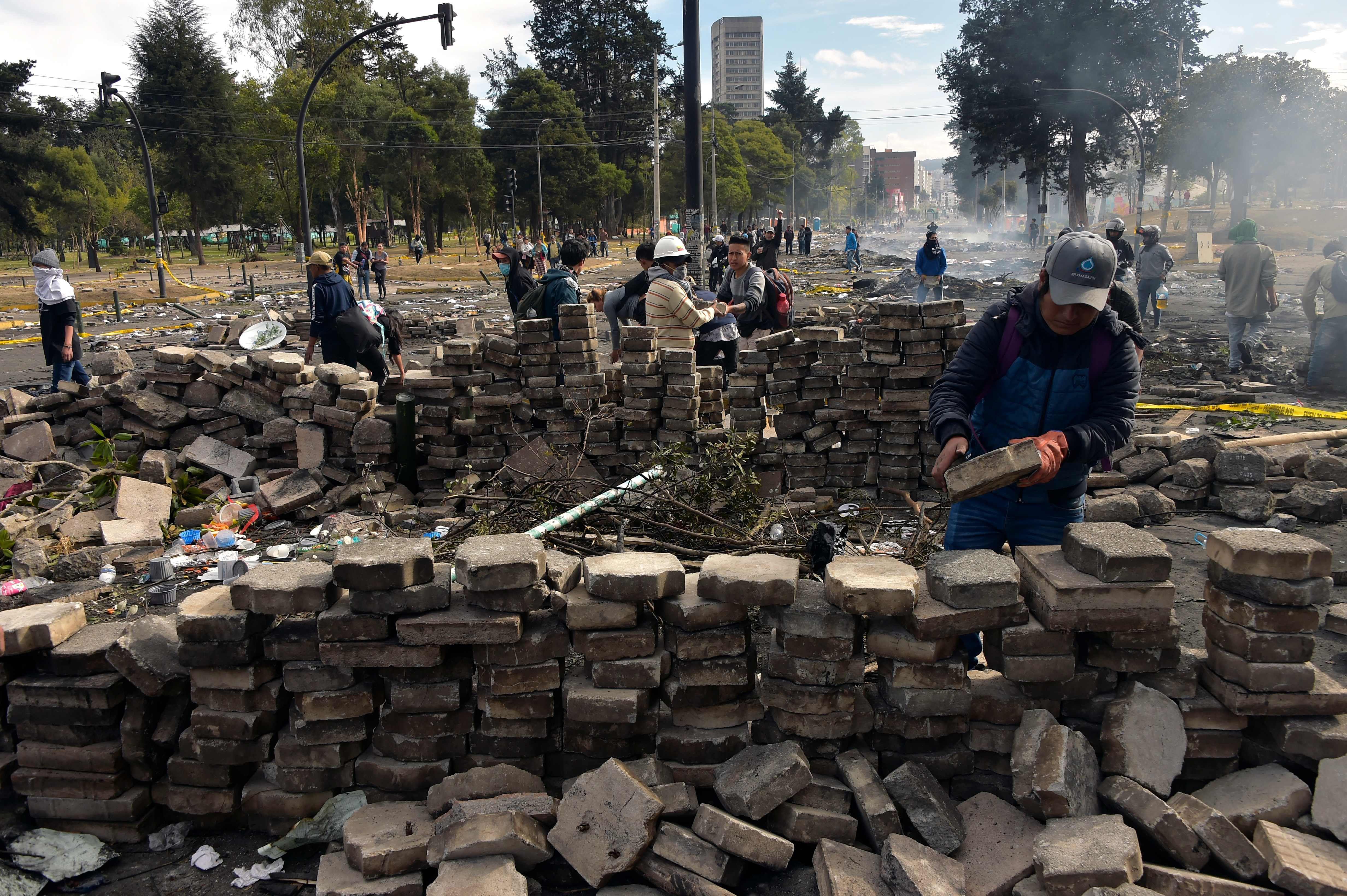 Los manifestantes reconstruyen barricadas en Quito. (/ AFP / RODRIGO BUENDÍA).