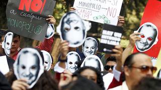 Jóvenes protestaron contra la presencia del magnate Carlos Slim en Lima