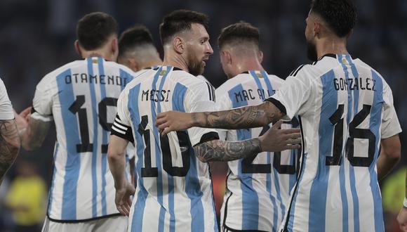 AMDEP331. SANTIAGO DEL ESTERO (ARGENTINA), 28/03/2023.- Lionel Messi de Argentina celebra un gol con Nicolás González hoy, en un partido amistoso entre las selecciones de Argentina y Curazao en el estadio Único Madre de Ciudades en Santiago del Estero (Argentina). EFE/ Juan Ignacio Roncoroni
