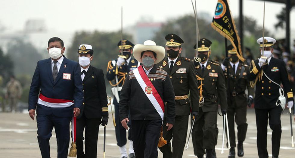 El mandatario llegó al desfile sin llevar los objetos que simbolizan su condición de jefe máximo de las Fuerzas Armadas. (Foto: Presidencia de la República)