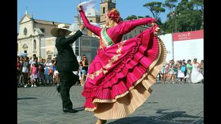 Peruanos realizaron flash mob con danzas típicas en Roma