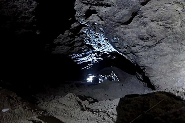 Se viralizó en Facebook el rescate de unos cachorros que fueron encontrados al interior de una cueva. (Foto: Captura)