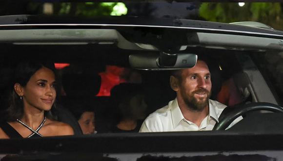 Messi y familia llegando a la fiesta de su sobrina Mora.