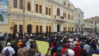 Chiclayo en medio de protestas de trabajadores y basura [Fotos]