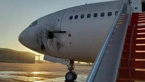 Una imagen del Facebook del Ministerio de Transporte iraquí muestra un avión estacionado dañado en la pista del aeropuerto de Bagdad, después de que dos cohetes atacaron la pista, el 28 de enero de 2022.(Foto por PÁGINA DE FACEBOOK DEL MINISTERIO DE TRANSPORTE IRAQUÍ / AFP)