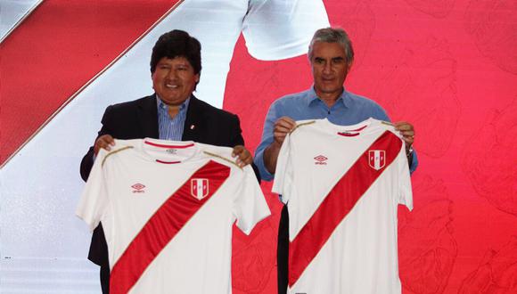 La empresa Umbro confeccionó la nueva equipación de la selección peruana que será utilizada en Rusia 2018. En la ceremonia de presentación estuvieron Aldo Corzo, Adrián Zela y José Carvallo. (Foto: FPF)