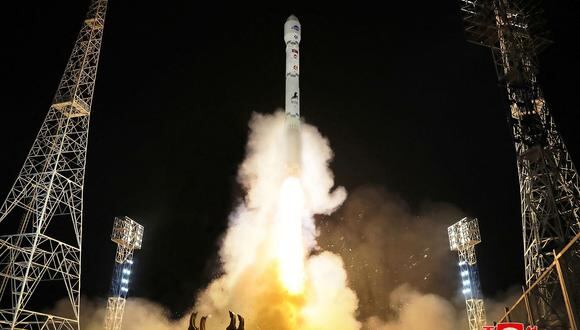 Un cohete que transporta el satélite de reconocimiento 'Malligyong-1' se lanza desde el sitio de lanzamiento de Sohae en la provincia de Phyongan del Norte, el 21 de noviembre de 2023. (Foto de KCNA VIA KNS / AFP)