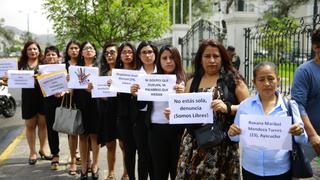 Mujeres protestan en exteriores del Congreso por casos de feminicidios