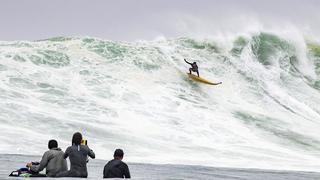 “Wachake”, el peruano que surfea las olas más potentes en un caballito de totora