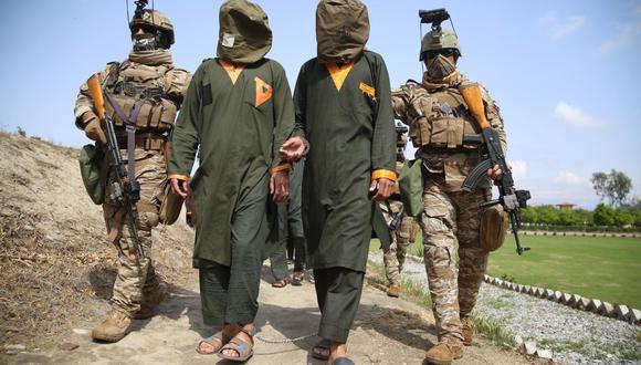 Sodados afganos arrestan a miembros del movimiento Talibán. Durante las últimas semanas el grupo terrorista ha recuperado el control de gran parte del país ante la retirada de tropas estadounidense y la incapacidad de las fuerzas locales para frenarlos. (foto: Ghulamullah Habibi / EFE / Archivo)