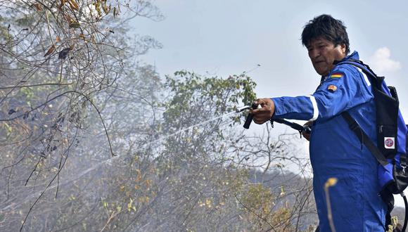 Evo Morales participa en el combate de uno de los incendios forestales que afecta a Bolivia. (AP).