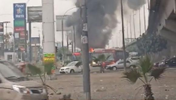 Bus de transporte público se incendió en la carretera Panamericana Norte, cerca del centro comercial Plaza Norte (Captura de video)