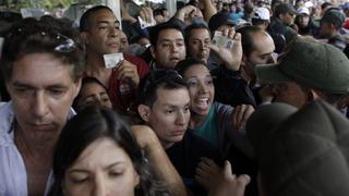 Venezolanos abarrotan tiendas en busca de los precios más bajos
