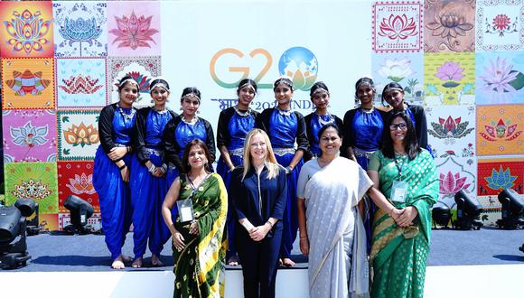 Una fotografía proporcionada por el Ministerio de Asuntos Exteriores (MEA) de la India muestra la llegada de la Primera Ministra de Italia, Giorgia Meloni, a la Cumbre del G20 en el Aeropuerto de la Fuerza Aérea de Palam, en Nueva Delhi. (Foto: EFE/EPA/MINISTERIO DE ASUNTOS EXTERIORES)