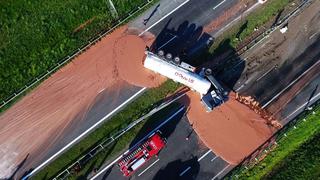 YouTube: Accidente vial deja un río de chocolate en autopista de Polonia | VIDEO
