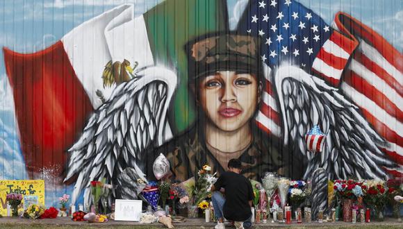 Juan Cruz, novio de la soldado del ejército Vanessa Guillén, se arrodilla frente a un mural en honor a su domingo 5 de julio de 2020 en Houston, Texas. (Godofredo A. Vásquez/Houston Chronicle/AP).