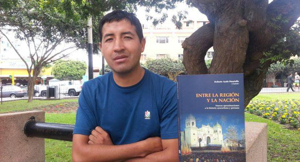 El autor y su libro, que ya est&aacute; a la venta en la biblioteca del IEP. (Foto: LaPrensa.pe)