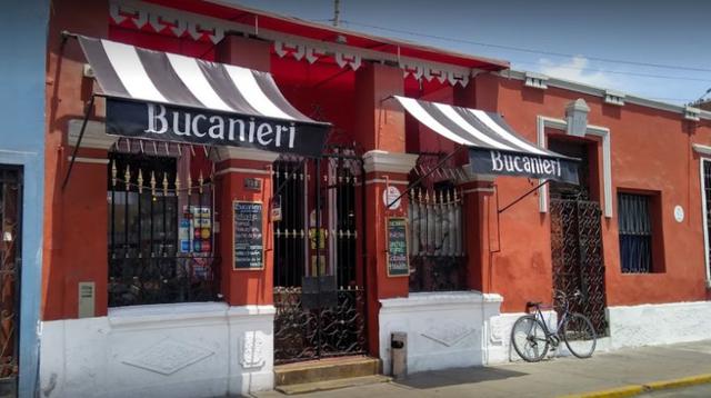 El restaurante Bucanieri está ubicado en Barranco. Se puede comer ceviche de noche.